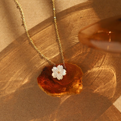 Women's White Shell Daisy Blossom Necklace