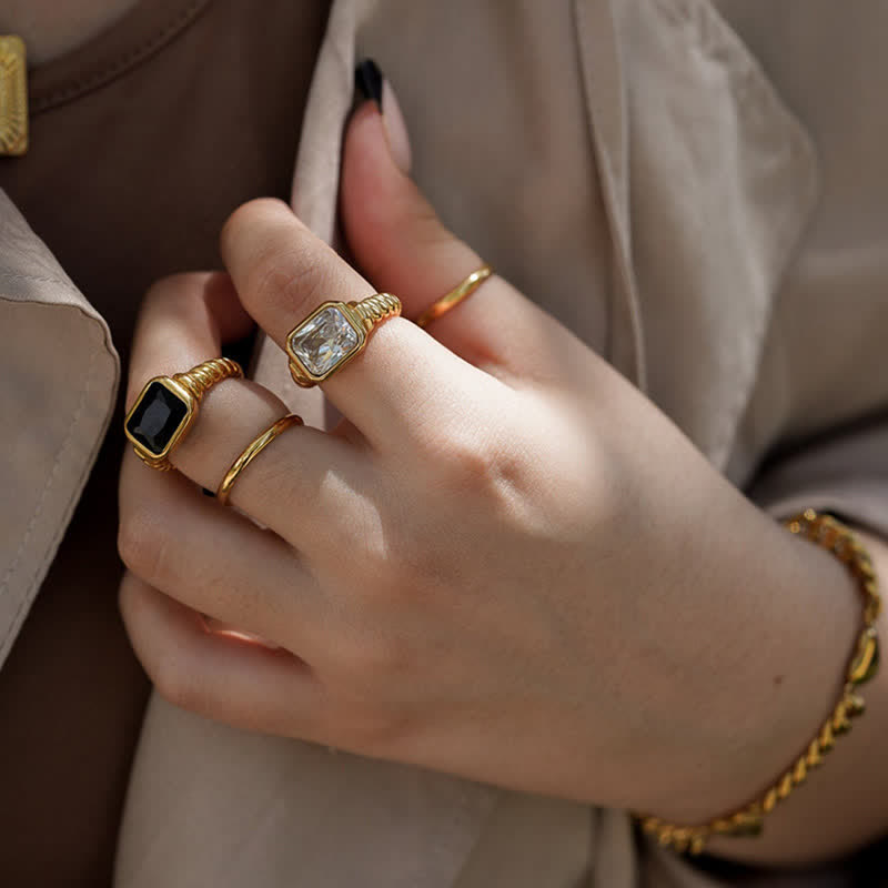 Olivenorma The Fortune Bringers - 18K Gold Emerald Signet Ring