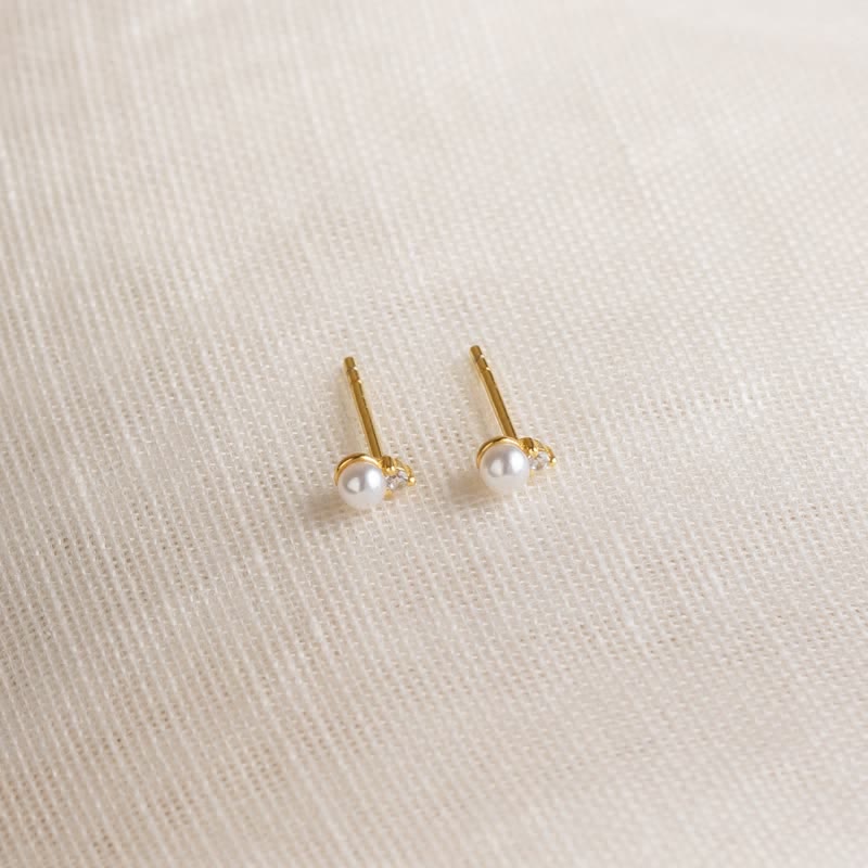 Women's Raindrop Birthstone Stud Earrings
